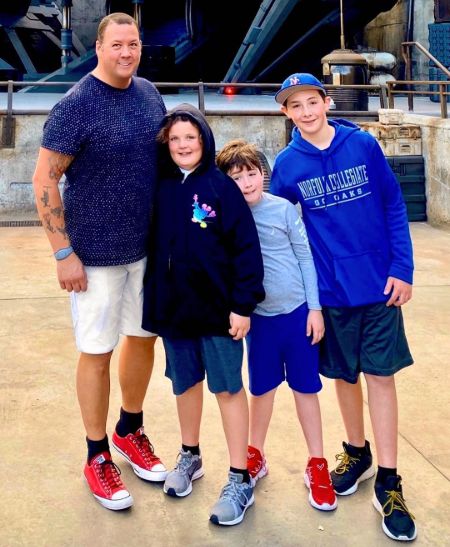 Graham Elliot poses a picture with his children.